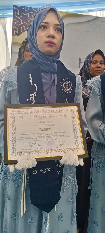 Foto Santriwati Atas Nama Sarifatul Aulia Saat Menerima Penghargaan Hafalan 3 Juz Dalam Acara Haflah Akhirussanah & Wisuda Tahfidzul Qur'an dirangkai Tasyakuran Penamatan Santri Tahun Ajaran 2025/2026, pada Sabtu (20/6/2026) di Pimpinan Ponpes DM NW Yasnuhu NW Pringgabaya (Dok. Pribadi) Foto Santriwati Atas Nama Sarifatul Aulia Saat Menerima Penghargaan Hafalan 3 Juz Dalam Acara Haflah Akhirussanah & Wisuda Tahfidzul Qur'an dirangkai Tasyakuran Penamatan Santri Tahun Ajaran 2025/2026, pada Sabtu (20/6/2026) di Pimpinan Ponpes DM NW Yasnuhu NW Pringgabaya (Dok. Pribadi)